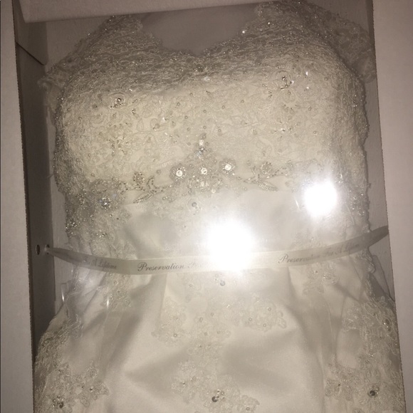 David bridal wedding gown - Picture 3 of 3